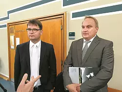 Freispruch ist rechtskr&auml;ftig: Volker Dierk (rechts) mit seinem Anwalt Jann Henrik Popkes nach dem Urteil am Landgericht. - &copy; Archiv: Dirk-Ulrich Br&uuml;ggemann