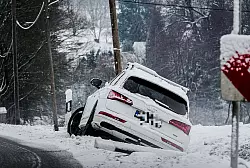 An der Dornberger Stra&szlig;e in Bielefeld ist am Samstag ein Auto im Graben gelandet. - &copy; Paul Brinkmann