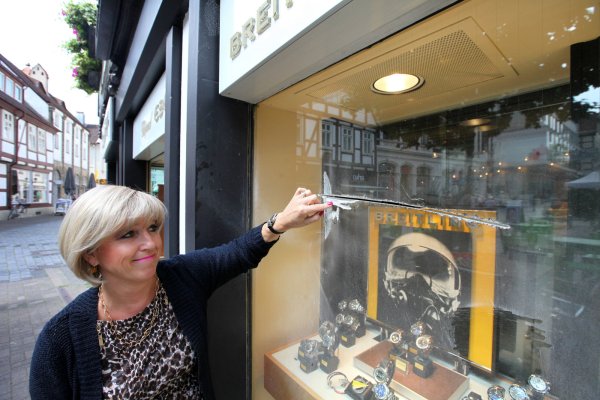 <p>Geschäftsführerin Martina Doth zeigt den Schnitt, den die Täter mit einer Felx ins Schaufenster schnitten.</p> 
- © Bernhard Preuss
