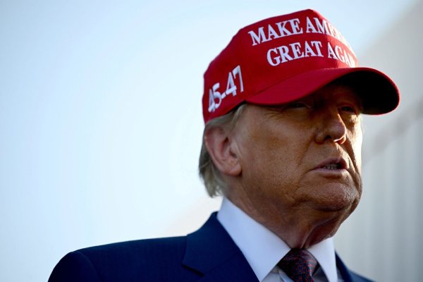 Trump will nach Paris reisen. (Archivbild) - © Brandon Bell/Getty Images North America Pool via AP/dpa