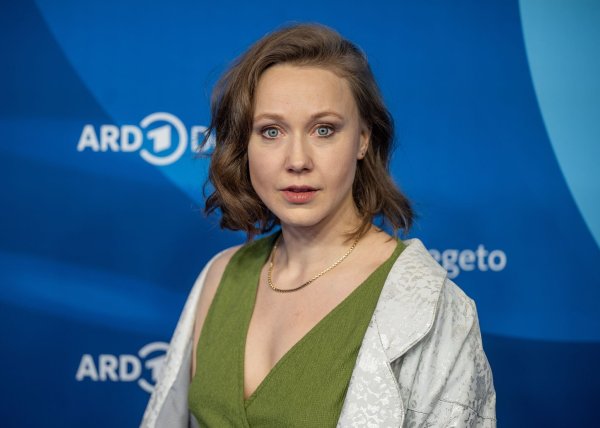 Schauspielerin Katharina Leonore Goebel zieht jetzt mit ihrem Partner zusammen. - © Monika Skolimowska/dpa