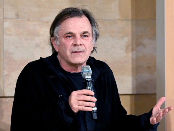 Intendant Hinterhäuser hält trotz der Vertragsauflösung mit der Theaterchefin an ihrem Programm fest. (Bild: Archiv) - © Barbara Gindl/apa/dpa