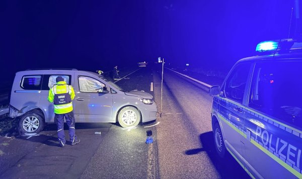 Polizisten arbeiten an der Unfallstelle des Geisterfahrers. - © Sebastian Wagner/News5 /dpa