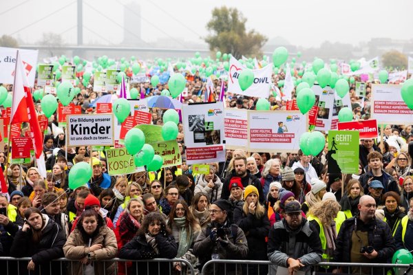 Der Druck von der Straße zeigt Wirkung: Schwarz-Grün verzichtet auf einen Großteil der geplanten Sozialkürzungen im Haushalt 2025. (Archivbild) - © Rolf Vennenbernd/dpa