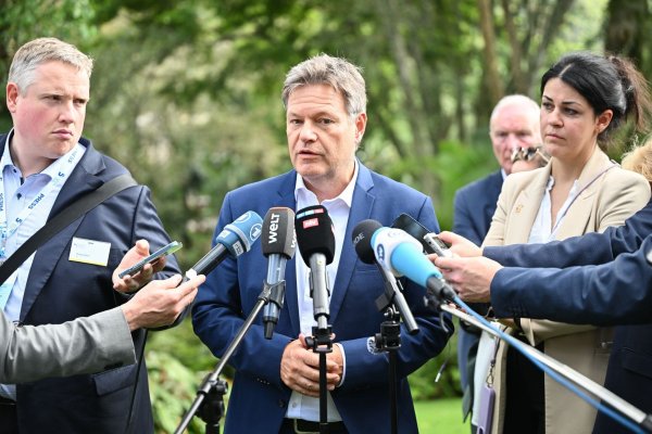 Wirtschaftsminister Habeck äußert sich zum angeschlagenen Batteriehersteller Northvolt. - © Sebastian Christoph Gollnow/dpa