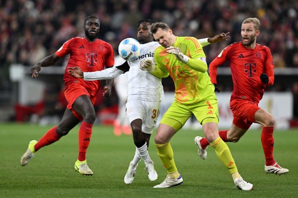 Manuel Neuer kommt zu spät und rammt Leverkusens Jeremie Frimpong um. - © Sven Hoppe/dpa