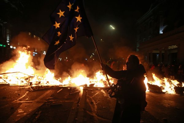 Die fünfte Nacht in Folge demonstrierten Menschen in der Südkaukasusrepublik Georgien gegen die Abkehr vom EU-Kurs des Landes. - © Zurab Tsertsvadze/AP/dpa
