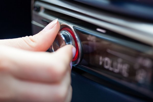 Dreh lauter: FM-Transmitter können Musik auf einer UKW-Frequenz vom Smartphone ans Radio übertragen. - © Christin Klose/dpa-tmn
