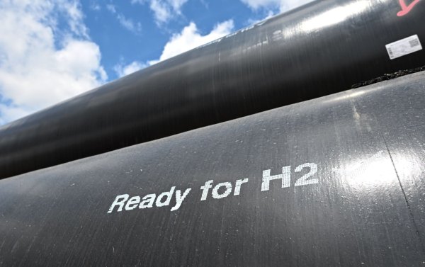 Baustelle für eine neue Pipeline. Laut der EU-Kommission sind die Bemühungen um den Ausbau von klimaneutralen Technologien entscheidend, um die Wettbewerbsfähigkeit der europäischen Industrie sicherzustellen. - © Bernd Weißbrod/dpa