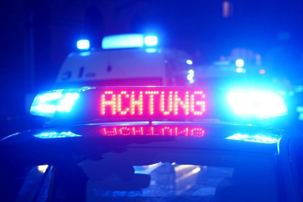 Ein Autofahrer erfasst eine Jugendliche, lässt sie schwer verletzt zurück und flieht. (Symbolbild) - © Marcus Brandt/dpa