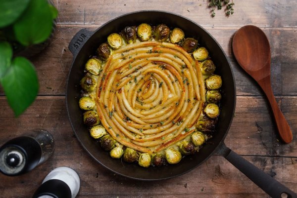 Festlich, aber unkompliziert: Diese Schupfnudelpfanne vereint klassische Aromen mit moderner Leichtigkeit – ein perfektes Weihnachtsgericht. - © Zucker&Jadgwurst/zuckerjagdwurst.com/dpa-tmn