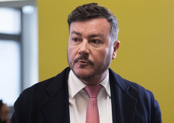 Gegen den insolventen Signa-Gründer René Benko laufen verschiedene Ermittlungen. In Italien hat die Staatsanwaltschaft jetzt auch Haftbefehl erlassen. - © Expa/Johann Groder/APA/dpa
