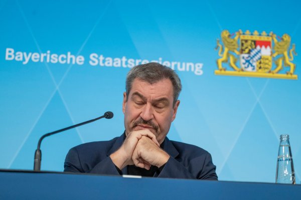 Markus Söder (CSU) stellte sich bei seinem Unternehmensbesuch bei McDonald\\\'s an die Fritteuse ? und erntete im Internet viel Häme. (Archivbild) - © Peter Kneffel/dpa