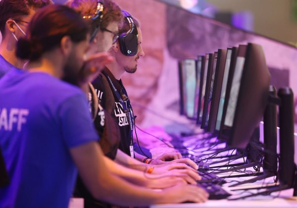 Messebesucher testen ein Computerspiel bei der Gamescom. (Archivbild) - © Oliver Berg/dpa