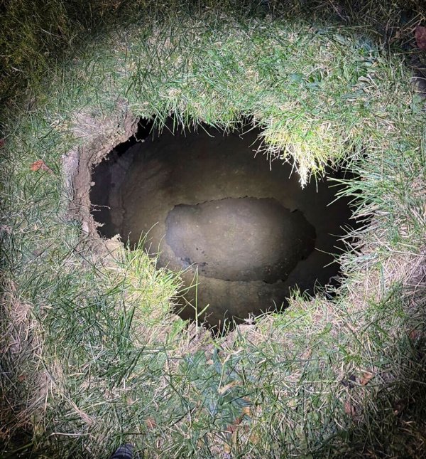 Das Loch in der Nähe des Fahrzeugs der Vermissten gehört wahrscheinlich zu einem alten Bergbauschacht. - © State Police Trooper Stephen Lim/Pennsylvania State Police/AP
