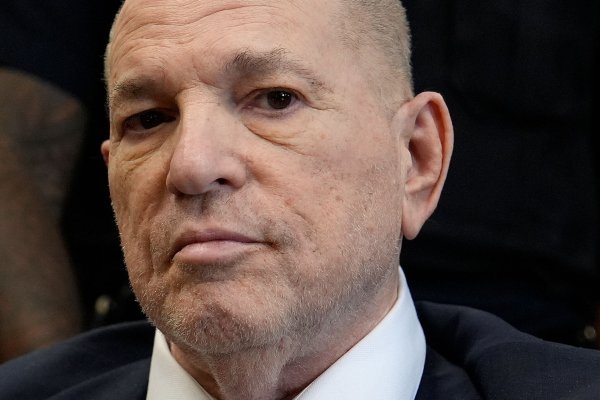 Harvey Weinstein musste laut seinen Sprechern wieder in ein Krankenhaus eingewiesen werden. (Archivbild) - © Julia Nikhinson/Pool AP /AP/dpa