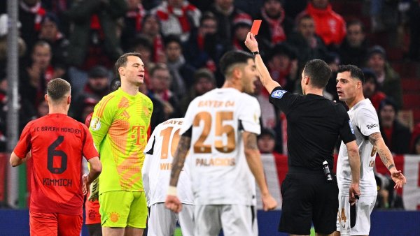 Manuel Neuer (2.v.l.) sieht die erste Rote Karte seiner Karriere. - © Tom Weller/dpa