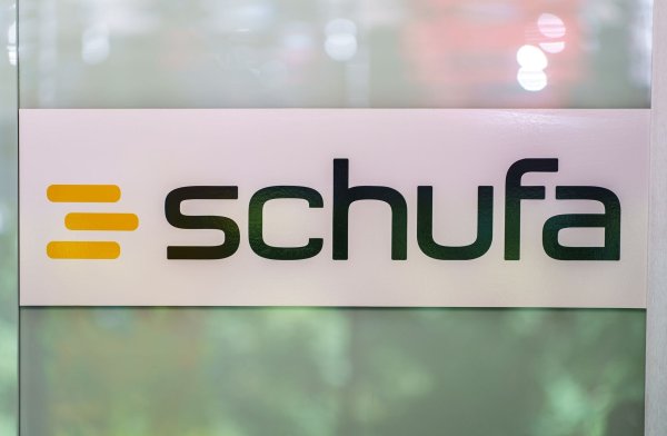Laut der Schufa nehmen die finanziellen Sorgen der Menschen zu. - © Andreas Arnold/dpa