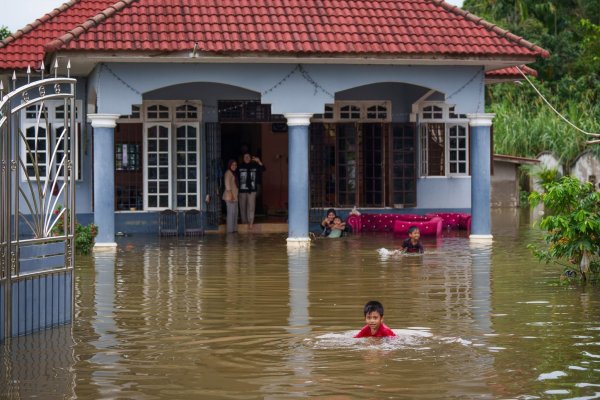 Zahlreiche Häuser standen unter Wasser. - © Vincent Thian/AP/dpa