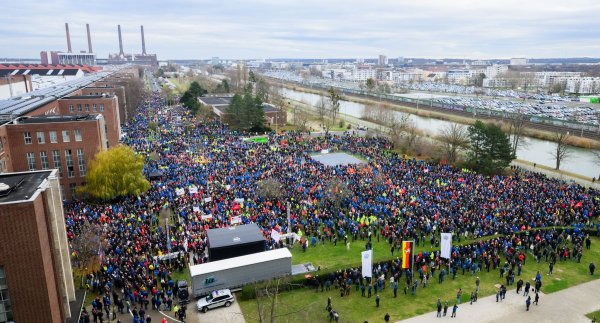 Fast 100.000 Teilnehmer zählte die IG Metall an den Warnstreiks bei Volkswagen. - © Julian Stratenschulte/dpa Pool/dpa