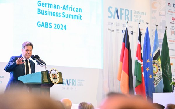 Bundeswirtschaftsminister Habeck wirbt für sichere Investitionsbedingungen in Afrika. - © Sebastian Christoph Gollnow/dpa