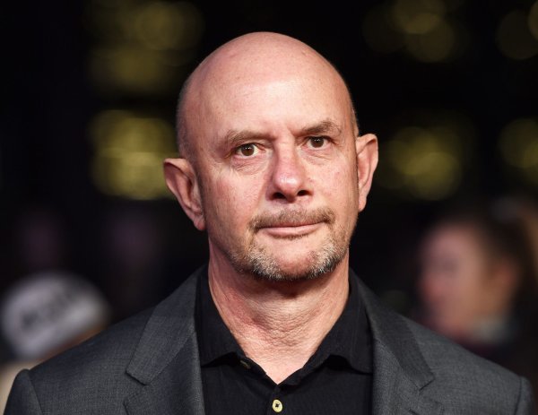 Nick Hornby gilt als Deuter der Fußballfan-Seelen - © Facundo Arrizabalaga/epa/dpa