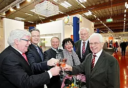 Stößchen aufs 25-Jährige: Innungs-Obermeister Hans-Jürgen Mirbach, Andreas Reibchen, Udo Schlüter, Rosemarie Reibchen, Fritz Grote und Wolfgang Wehmeier. - © Foto: Preuss