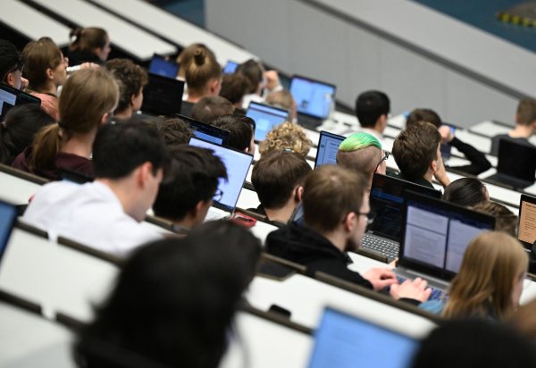 Jeder zehnte Abschluss entfiel auf das Lehramt. (Archivbild) - © Bernd Weißbrod/dpa