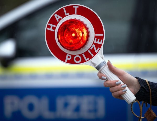 «Halten sie sich an die Verkehrsregeln», appelliert die Polizei - und kündigt vermehrte Kontrollen an. (Symbolbild) - © Soeren Stache/dpa