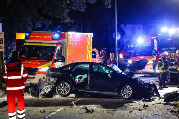 Für den Fahrer des Wagens kam jede Hilfe zu spät: Er starb noch am Unfallort - © Abex Talash/dpa