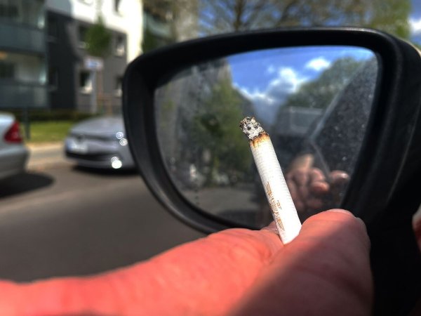 Ein Rauchverbot im Auto soll Schwangere und Minderjährige vor den Gefahren des Passivrauchens schützen. (Symbolbild) - © Paul Zinken/dpa