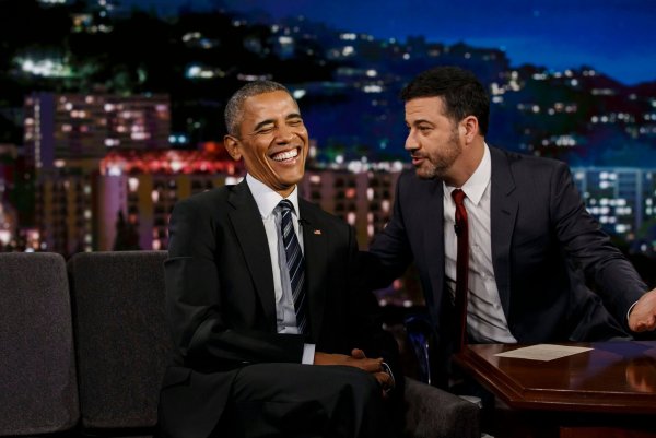 Obama - hier in einer Sendung mit Kimmel - wirft der Trump-Regierung vor, Kritiker mundtot machen zu wollen. (Archivbild) - © picture alliance / dpa