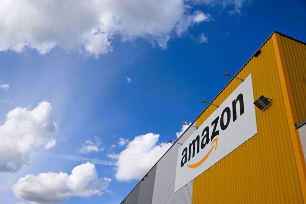 Blick auf das Dortmunder Amazon-Logistikzentrum, in dem große Mengen an Produkten lagern. - © Wolf von Dewitz/dpa