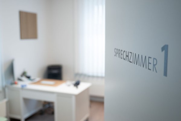 Union und SPD wollen ein verbindliches System einführen, bei dem Patientinnen und Patienten in eine Hausarztpraxis gehen, die sie bei Bedarf an Fachärzte überweist. (Symbolbild) - © Sebastian Kahnert/dpa