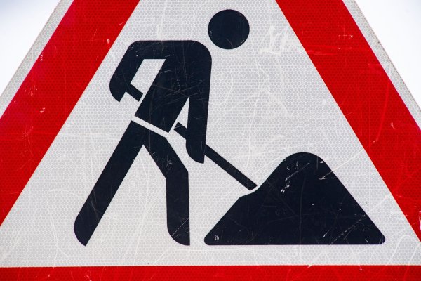 Für den Aus- und Neubau von Autobahnen fehlen 5,5 Milliarden Euro - damit droht der Ausbau vieler NRW-Autobahnen ins Stocken zu geraten. (Symbolbild) - © Stefan Sauer/dpa