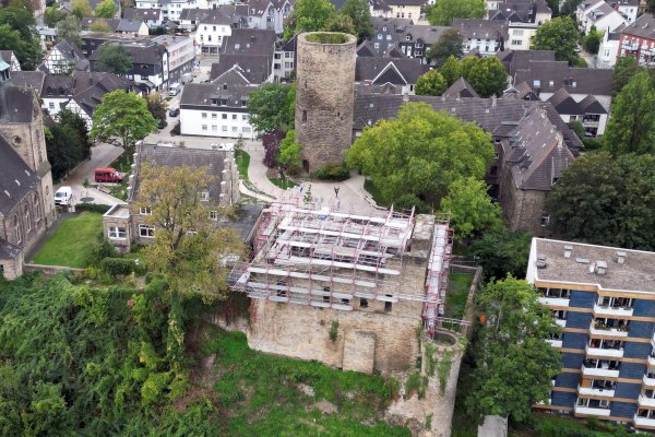 Noch stehen Gerüste an der Burgruine in Wetter - bis zur Internationalen Gartenschau 2027 soll sie für Besucher zugänglich gemacht werden. - © Federico Gambarini/dpa