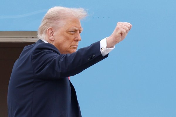 Trump will die Antifa-Bewegung als Terrororganisation einstufen. - © Luis M. Alvarez/FR596 AP/AP/dpa