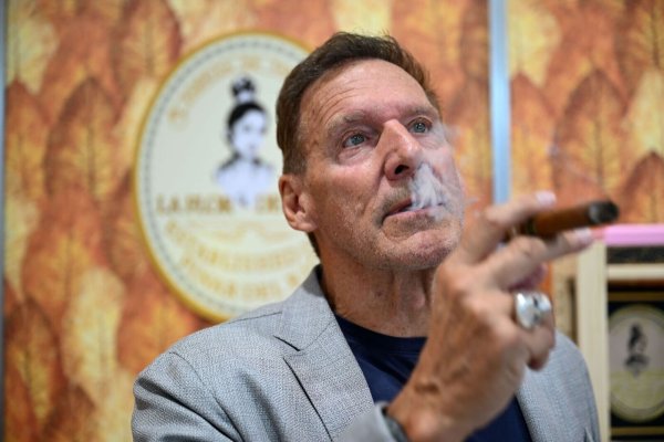 Zigaretten mag er nicht, Zigarren schon - zumindest gelegentlich: Schauspieler Ralf Moeller. - © Wolf von Dewitz/dpa