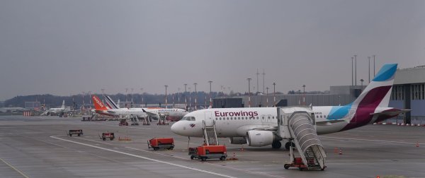 Am Airport Hamburg kann es wegen eines Kerosin-Lieferengpasses zu Verspätungen und Flugausfällen kommen. (Archivbild) - © Marcus Brandt/dpa