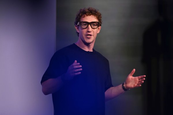 Mark Zuckerberg demonstrierte die Brille mit Display auf der hauseigenen Konferenz Meta Connect. - © Nic Coury/AP/dpa