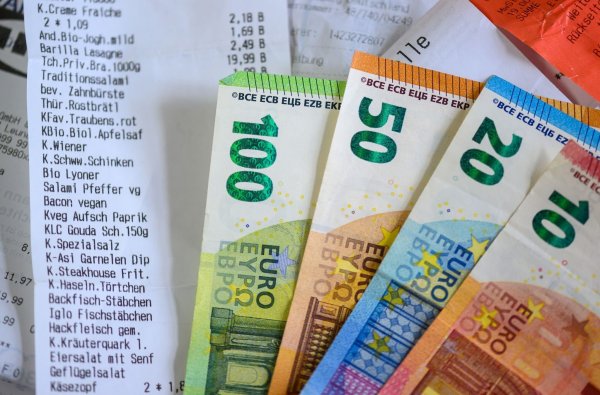 Die Angst vor steigenden Lebenskosten belegt schon zum 15. Mal Platz 1 der Rangliste (Symbolbild). - © Hendrik Schmidt/dpa