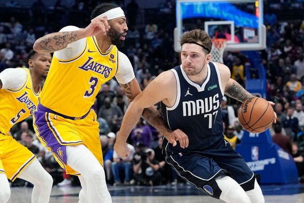 Anthony Davis (links) von den Los Angeles Lakers und Luka Don?i? von den Dallas Mavericks tauschen wohl die Teams. - © LM Otero/AP