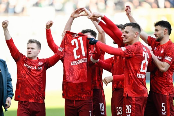 Jubel auf dem Betzenberg: Der FCK gewinnt erneut. - © Uwe Anspach/dpa