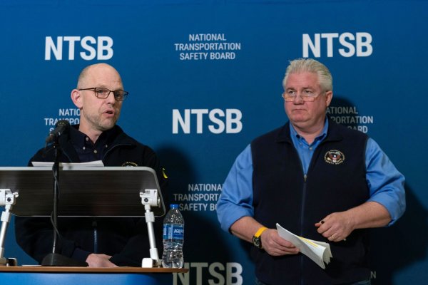 Nach dem Flugzeugunglück in Washington gehen Ermittler der Behörde NTSB widersprüchlichen Angaben zur Flughöhe der beteiligten Maschinen nach. - © Jose Luis Magana/AP/dpa