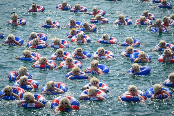 Schwimmen für den guten Zweck. - © George Chan/SOPA Images via ZUMA Press Wire/dpa