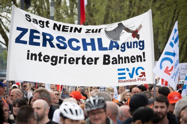 Die EVG kämpft seit Jahren gegen eine mögliche Aufspaltung der Bahn. (Archivbild) - © Sebastian Christoph Gollnow/dpa