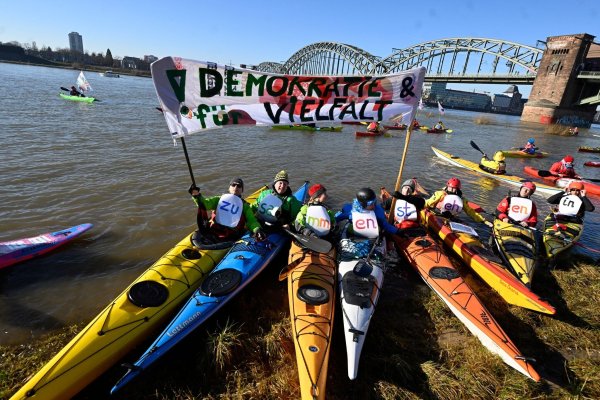 Premiere in Köln: Auf dem Rhein demonstrieren Wassersportler für Demokratie und Vielfalt. - © Roberto Pfeil/dpa