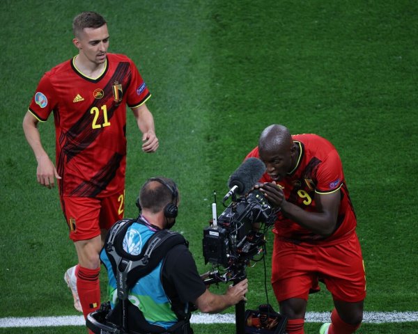 Richtete emotionale Worte an seinen Inter-Teamkollegen Christian Eriksen: Belgiens Romelu Lukaku. - © Maksim Konstantinov/SOPA Images via ZUMA Wire/dpa