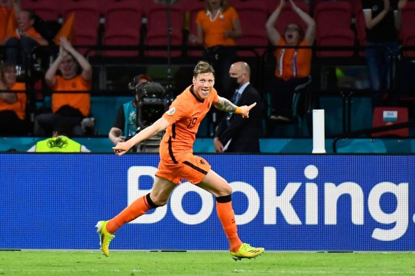 Torjäger Wout Weghorst erhöhte für die Niederlande zum zwischenzeitlichen 2:0. - © Piroschka Van De Wouw/Pool Reuters/AP/dpa