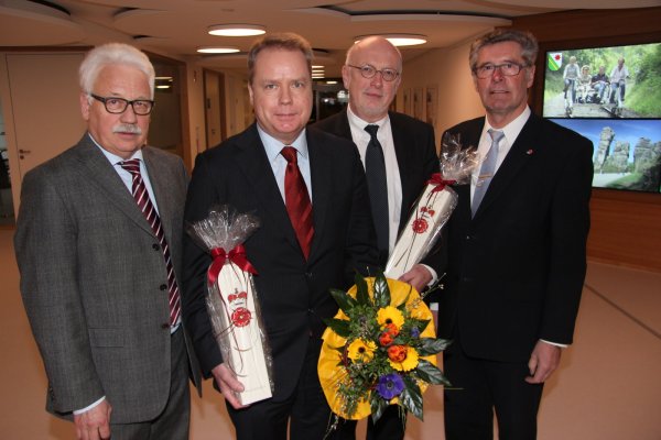 Neuer Geschäftsführer der KLG: Ingo Breitmeier (zweiter von links). Peter Schwarze, Dr. Helmut Middeke und Friedel Heuwinkel (von links) gratulieren. - © Martin Hostert